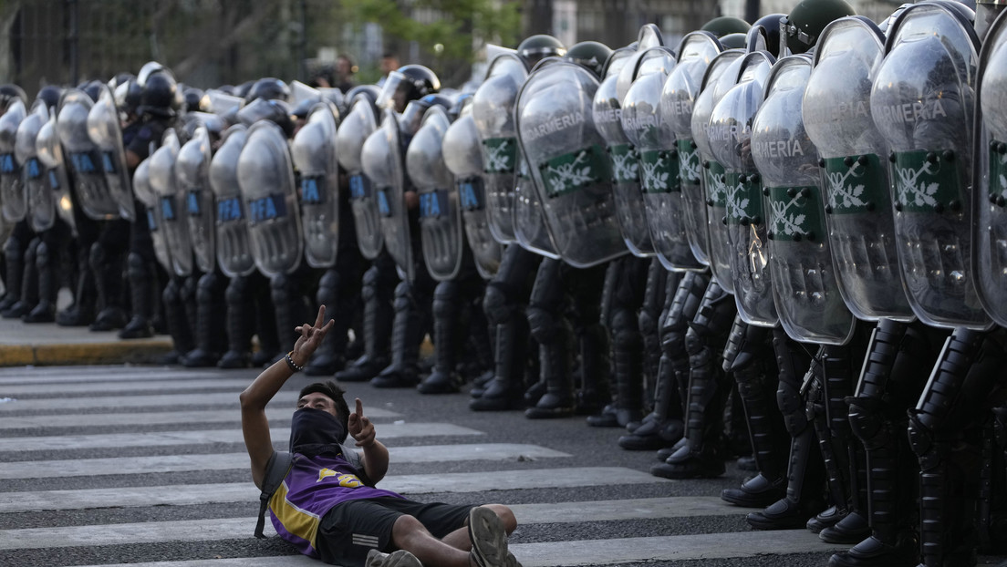 VIDEOS: Choques entre manifestantes y uniformados en las afueras del Congreso argentino en medio del debate por la 'ley ómnibus'