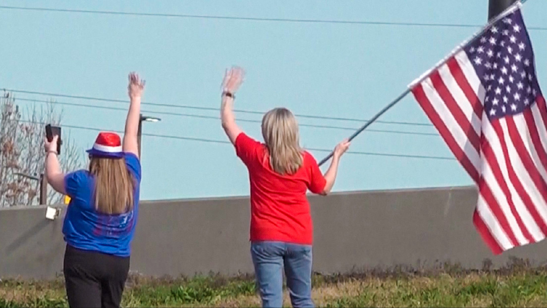 Una caravana de vehículos se dirige a Texas para protestar contra la crisis fronteriza en EE.UU.