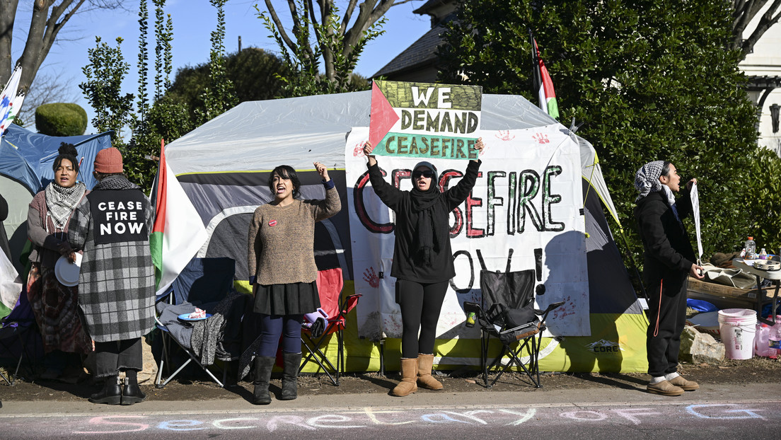 "Sangriento Blinken": Protestan frente a la casa de Blinken para exigir el alto el fuego en Gaza (FOTOS, VIDEOS)