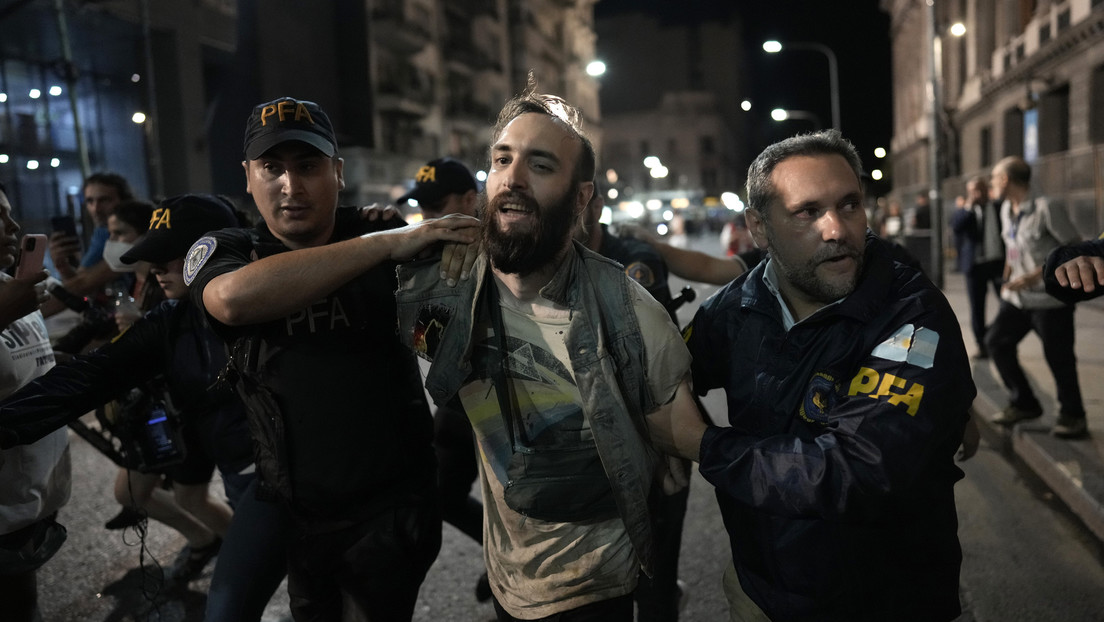 Confirman 18 detenidos en disturbios cerca del Congreso argentino contra la 'ley ómnibus'