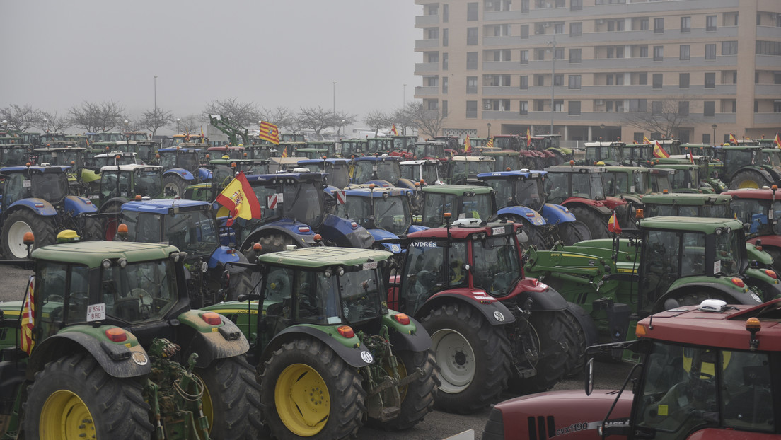 Von der Leyen culpa al cambio climático y a Rusia de los problemas de los agricultores europeos y Moscú le responde