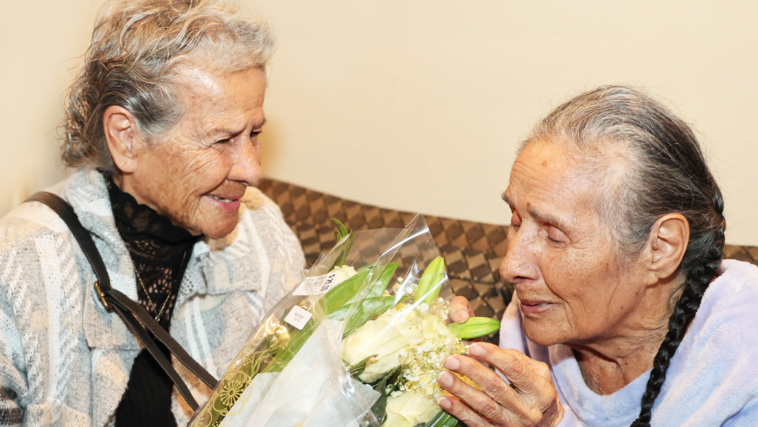 Unas gemelas separadas hace 81 años protagonizan un conmovedor reencuentro
