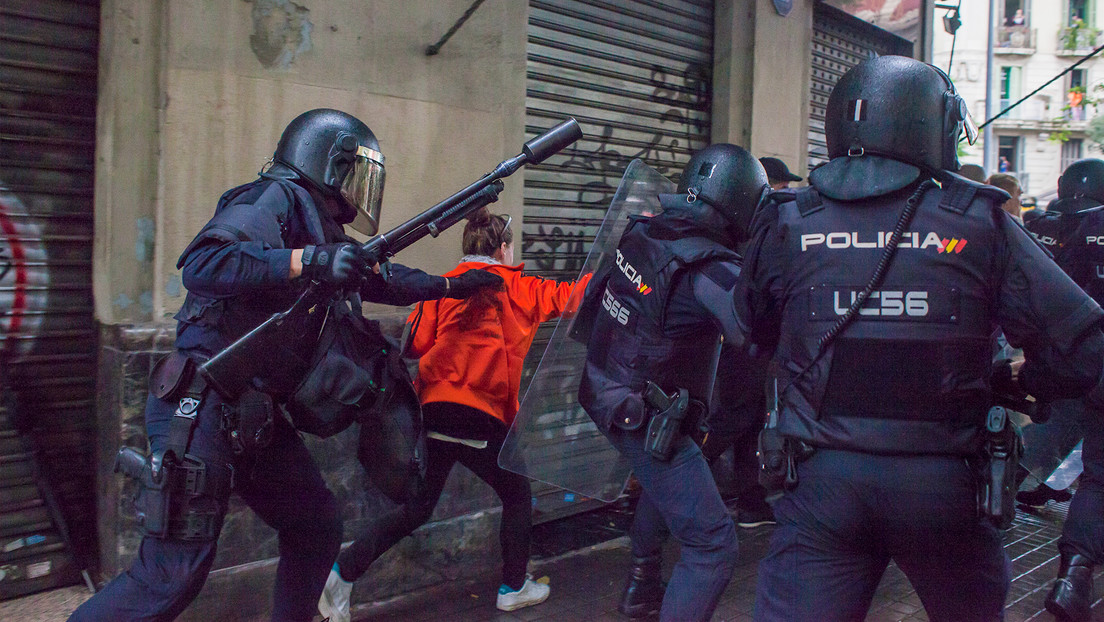 Envían a juicio a 46 policías por cargas durante el referéndum independentista de Cataluña de 2017
