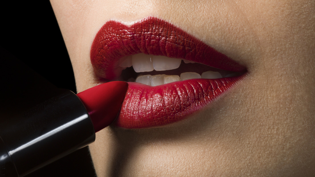 Ucrania se pronuncia en contra del lápiz labial tono 'Rojo ruso' de la empresa canadiense MAC