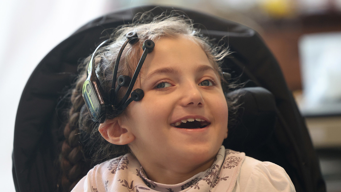 Niños con discapacidad usan sus mentes para moverse y jugar gracias a una nueva tecnología