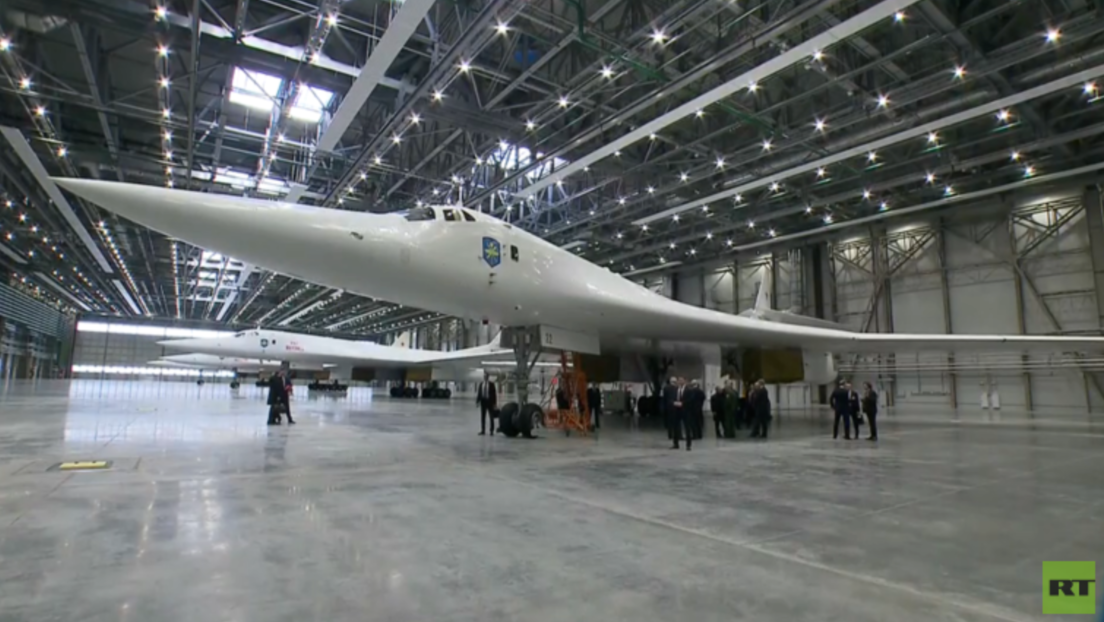 VIDEO: Putin inspecciona los modernizados bombarderos estratégicos Tu-160M con capacidad nuclear