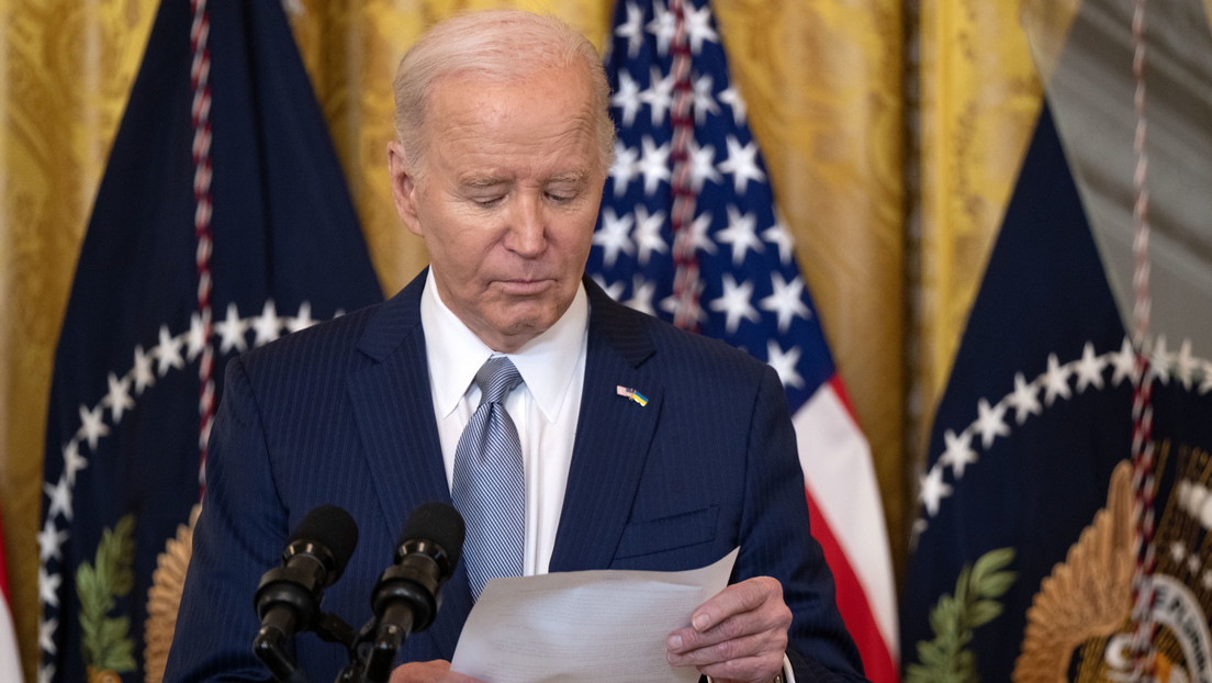 Axios: El uso continuo que hace Biden de sus notas preocupa a donantes del Partido Demócrata