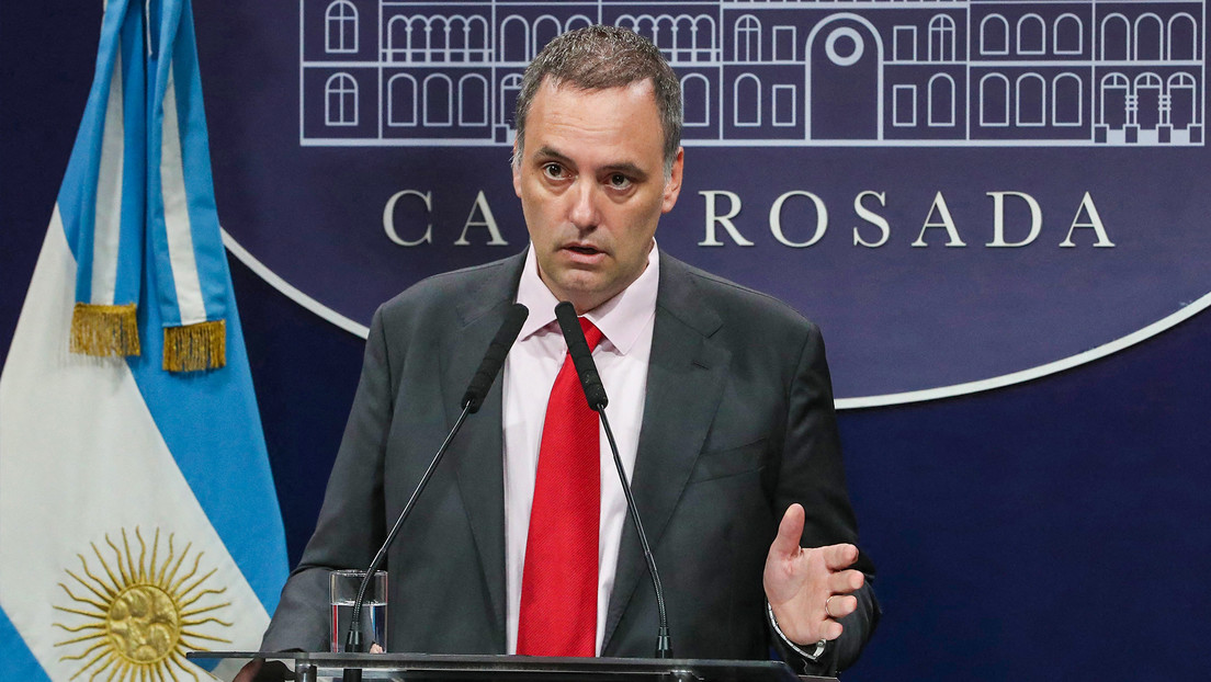 Adorni arremete contra un reportero para defender el 'like' de Milei a un meme de violencia sexual