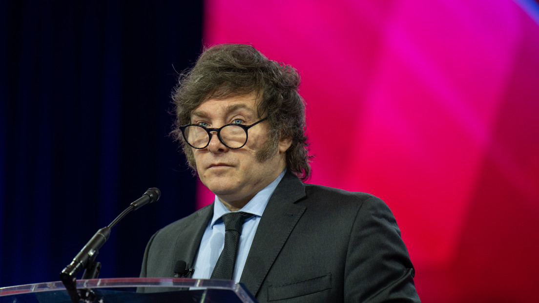 "No culpes a la lluvia": acusan a Milei de arruinar la temporada estival argentina y le dedican una popular canción