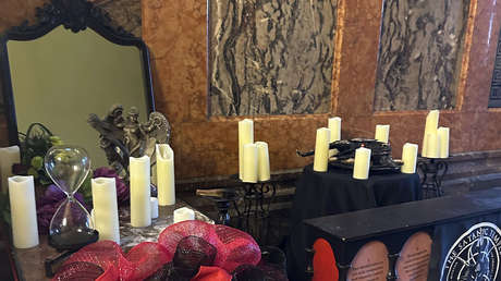 Destruye una estatua satánica en el Capitolio de Iowa y es acusado de delito de odio