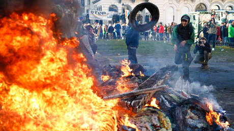 VIDEO: Policías belgas ofrecen chocolates a los agricultores en medio de las protestas