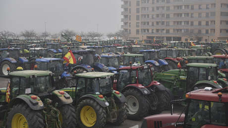 Von der Leyen culpa al cambio climático y a Rusia de los problemas de los agricultores europeos y Moscú le responde
