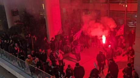 VIDEO: Manifestantes asaltan la sede de la mayor empresa de transporte público en París