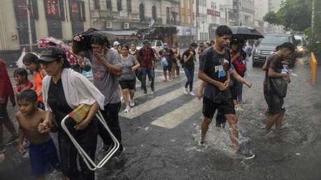 Inundaciones en Buenos Aires causan un fatal derrumbe, demoras en el transporte y cortes de energía