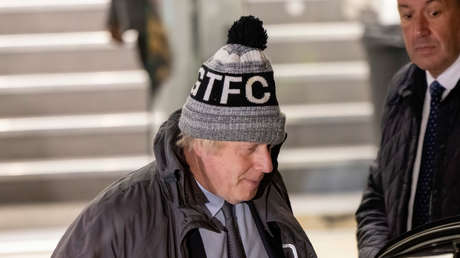 Boris Johnson tacha a Tucker Carlson de "traidor" por entrevistar a Putin