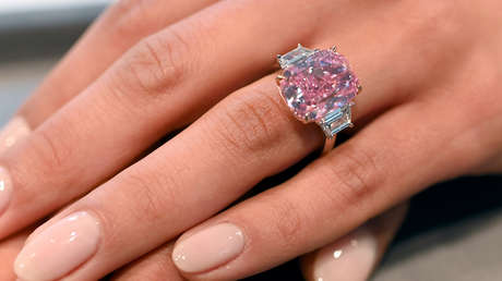 Médica pierde un anillo tras olvidarlo en su bata y lo encuentra en otro hospital a más de 100 kilómetros