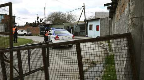VIDEO: Les roban la cámara a un equipo de periodistas cuando cubrían las inundaciones en Argentina