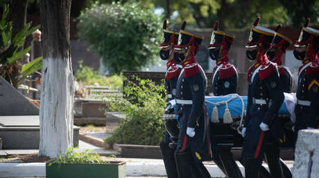 Profanan las tumbas del expresidente Carlos Menem y de su hijo en un cementerio islámico en Argentina