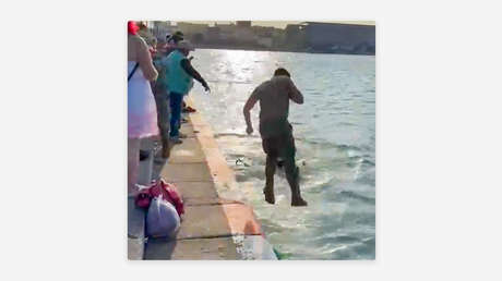 VIDEO: Policías rescatan a una bebé que cayó al mar en México