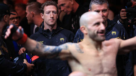 VIDEO: Mark Zuckerberg luce incómodo en un evento de UFC al ser ignorado por el equipo de un luchador