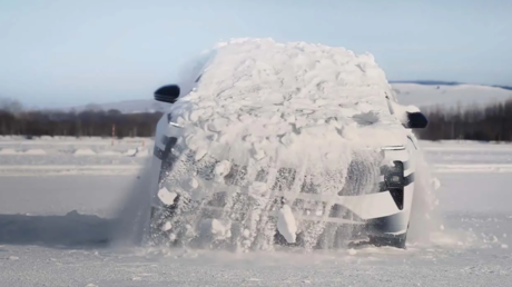 VIDEO: Un coche eléctrico chino sabe 'sacudirse' para quitarse la nieve