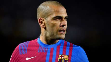 Reportan que el Barcelona le retiró a Dani Alves la condición de futbolista de leyenda