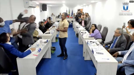 VIDEO: Intercambio de puñetazos en plena sesión de un Consejo Municipal brasileño