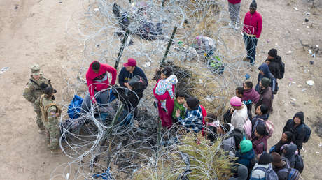 Juez federal bloquea la ley de Texas que permitiría a los policías arrestar a migrantes ilegales