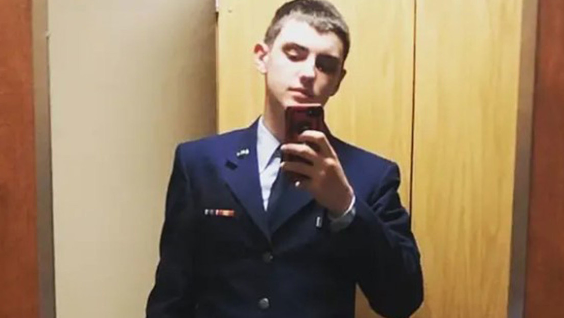 El acusado de filtrar los documentos del Pentágono acepta una pena de prisión de 16 años