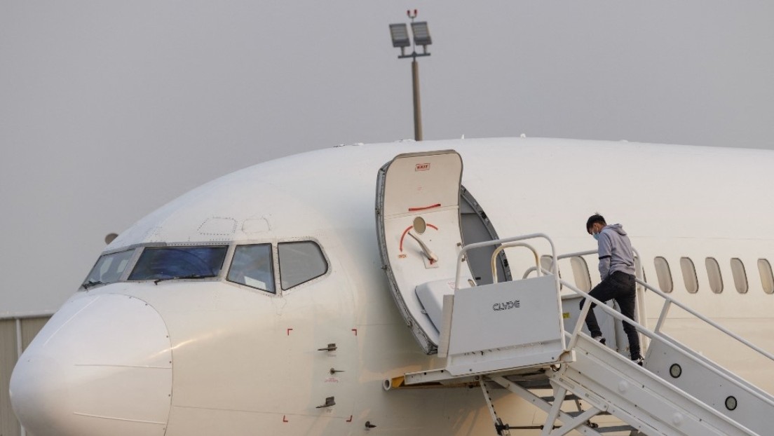 EE.UU. transportó en secreto a unos 320.000 migrantes por vía aérea