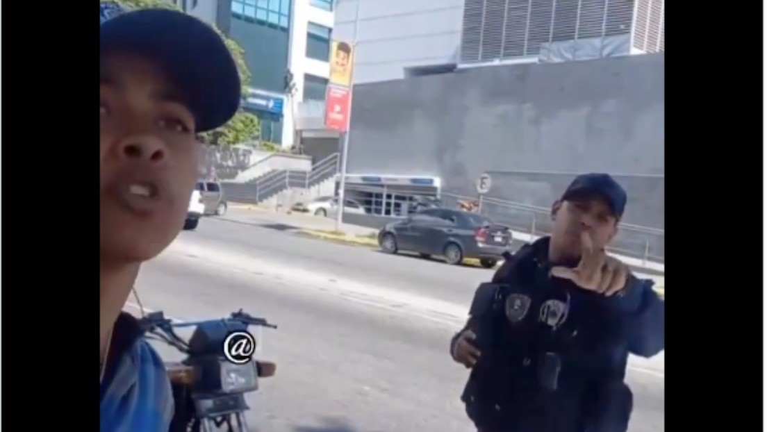"Vas a amanecer en una bolsa": un falso agente en Venezuela amenaza de muerte a joven por grabarlo