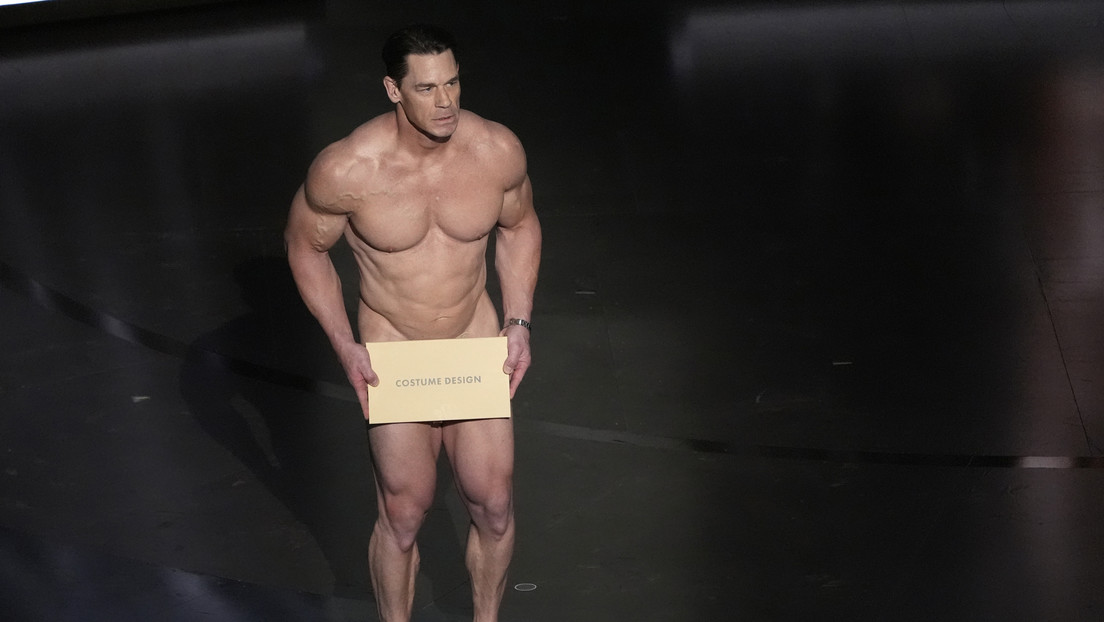 VIDEO: John Cena sale desnudo al escenario en un momento surrealista de los Oscar