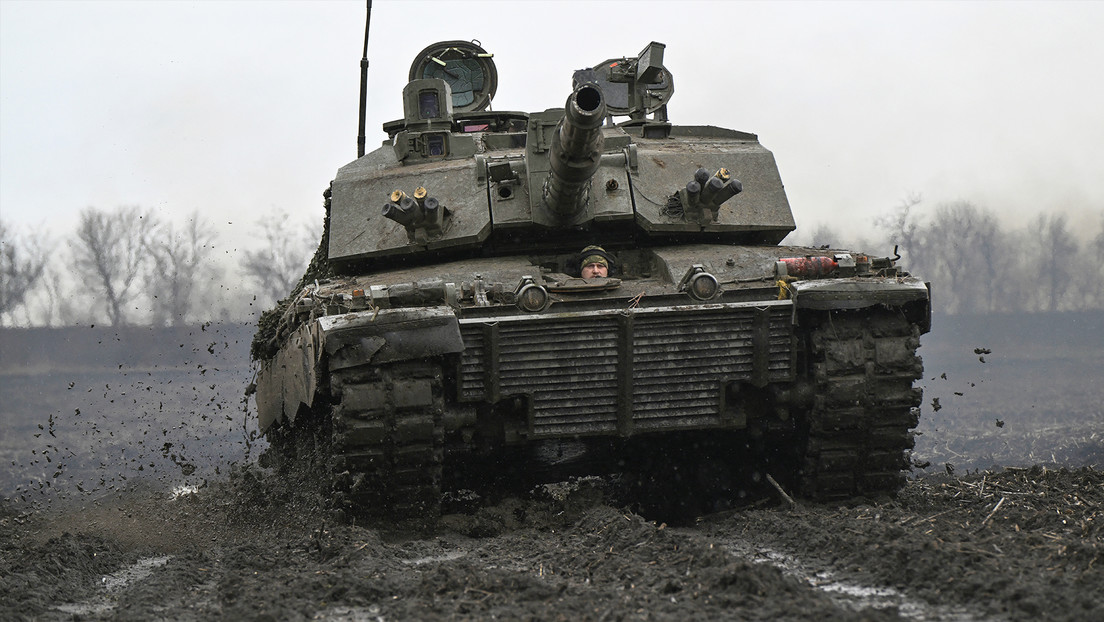 Un tanque Challenger 2 se atasca en el barro en Ucrania con periodistas británicos a bordo (FOTOS)