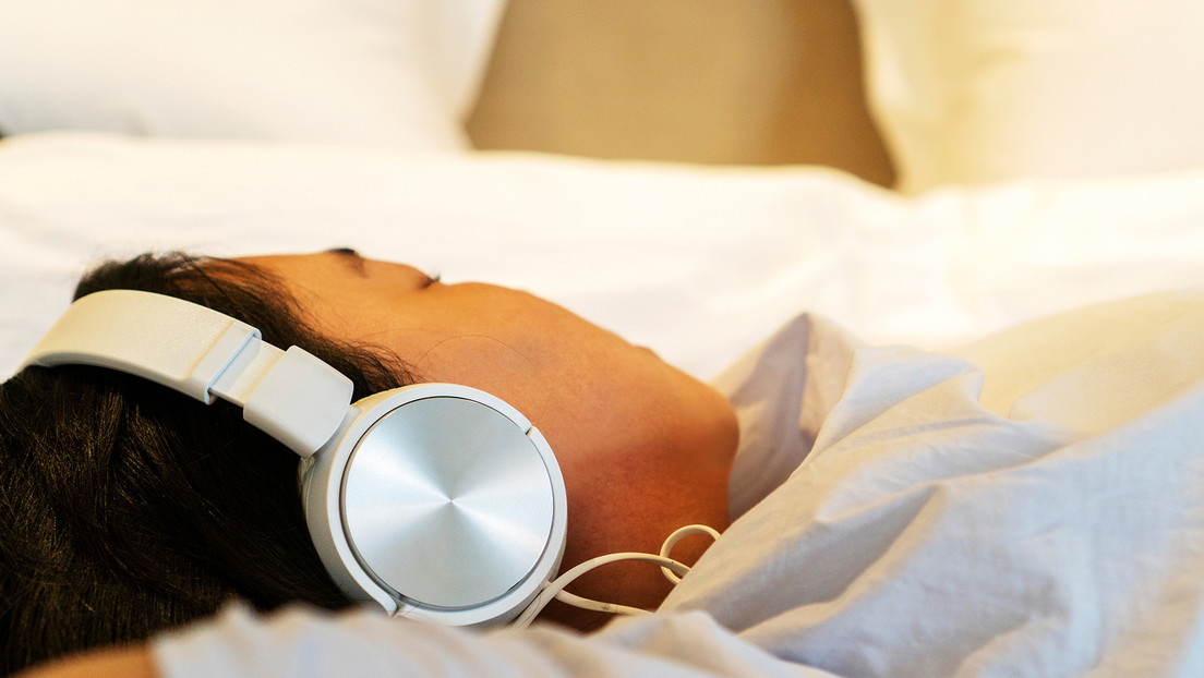 Sufre sordera por quedarse dormida cada noche con auriculares durante dos años