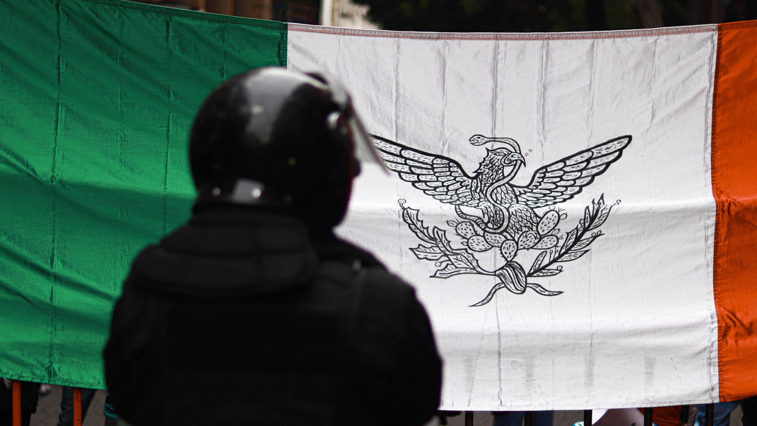 Se entregan en México dos policías señalados por la muerte de un normalista de Ayotzinapa