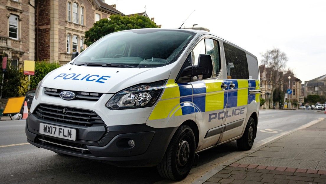 "Besa mis botas": Arrestan a cuatro menores británicos por racismo