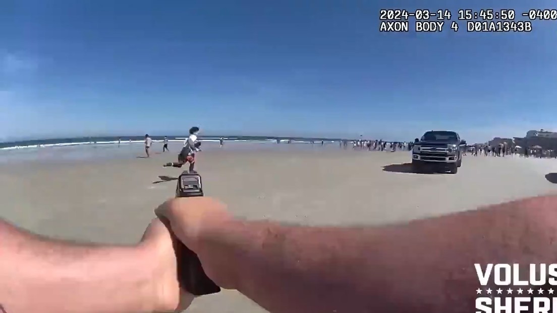 VIDEO: Un adolescente saca un arma frente a bañistas en una playa en EE.UU.