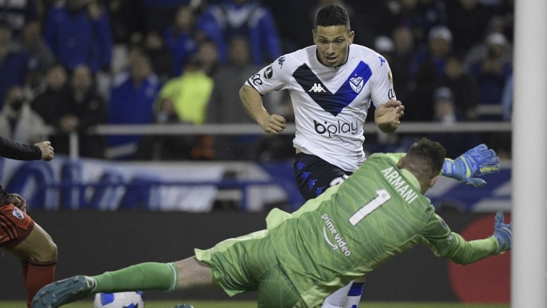 Dictan prisión preventiva para tres futbolistas del Vélez de Argentina por abuso sexual