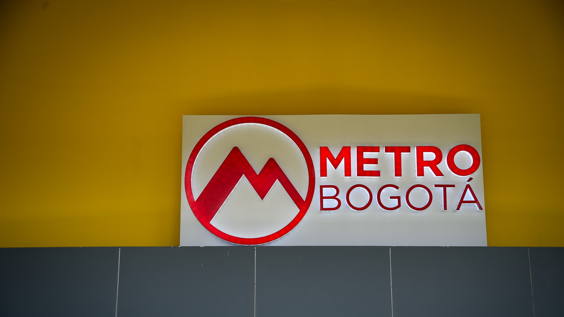 Grotesco ritual del sacrificio de una gallina en el Metro de Bogotá causa repudio