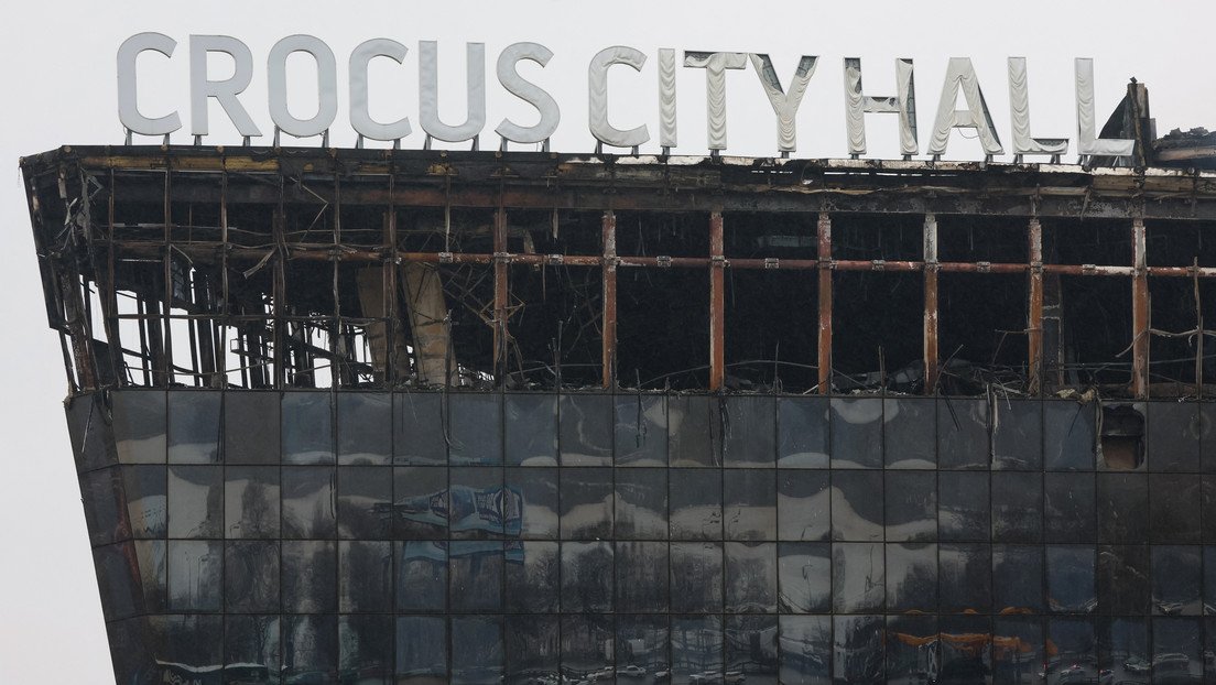 Un hombre con un bebé en brazos rescata a decenas de niños durante el atentado en Moscú