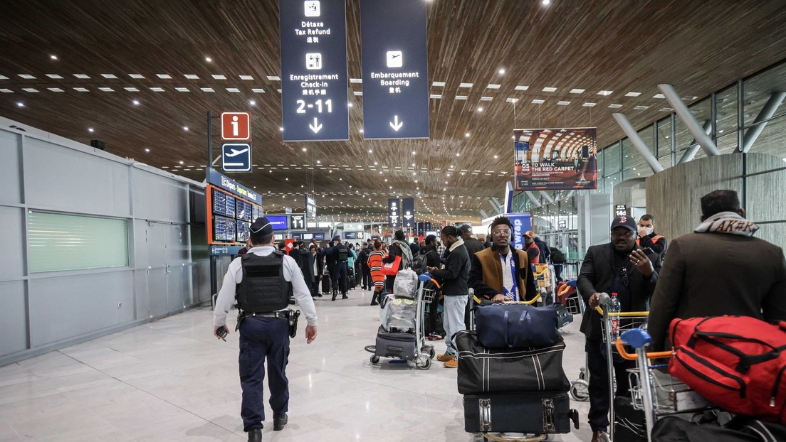 VIDEOS: Deportación de un activista kurdo causa enfrentamientos en un aeropuerto de París