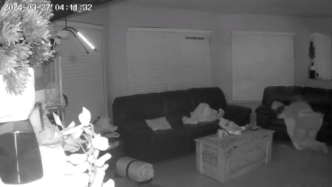 VIDEO: Una madre cubre a su hijo para salvarlo de un tiroteo contra su casa