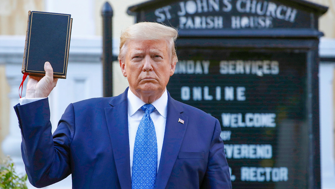 "Hagamos que EE.UU. rece de nuevo": Trump incursiona en la venta de Biblias