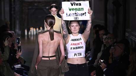 VIDEO: Defensores de los animales interrumpen el desfile de Victoria Beckham en París