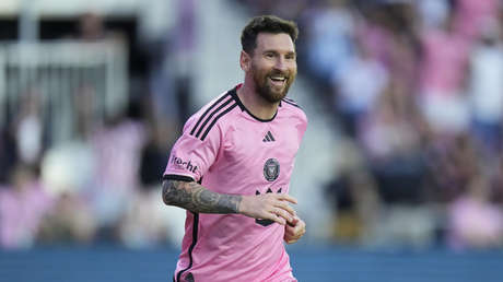 Una niña recibe un pelotazo de Messi y la reacción de su padre se hace viral (VIDEO)