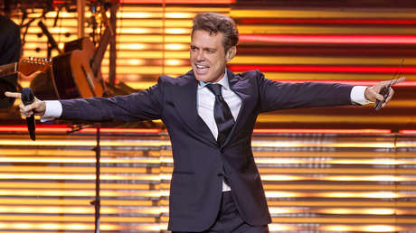 VIDEO: Luis Miguel da un concierto con un ayudante siguiéndolo con un paraguas