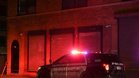 Propietaria intenta desalojar a okupas que invadieron su casa y termina esposada (VIDEO)