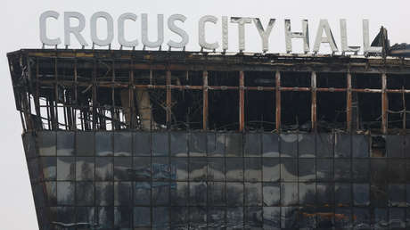 Un hombre con un bebé en brazos rescata a decenas de niños durante el atentado en Moscú