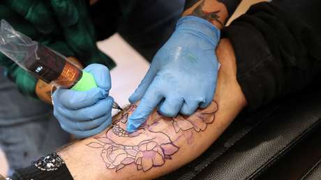 Detectan sustancias en las tintas para tatuajes que podrían causar graves problemas de salud