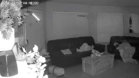 VIDEO: Una madre cubre a su hijo para salvarlo de un tiroteo contra su casa